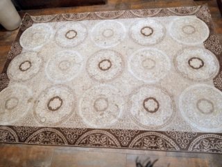 Alfombra de salón beige y marrón