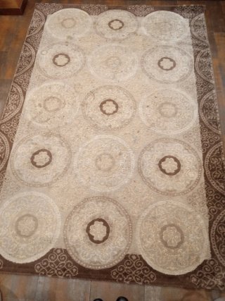 Alfombra de salón beige y marrón