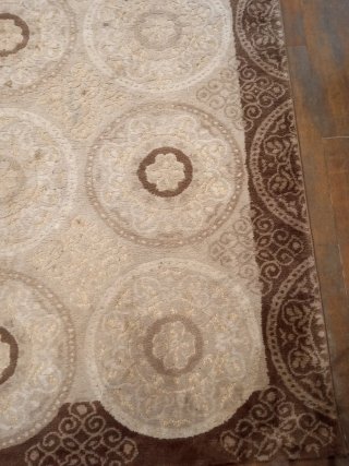 Alfombra de salón beige y marrón