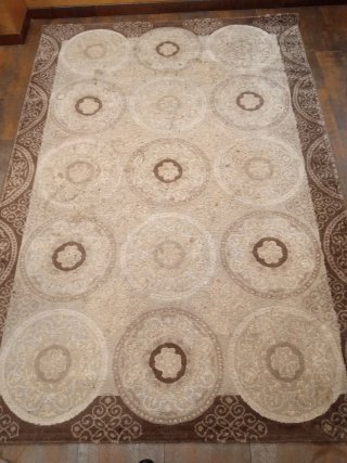 Alfombra de salón beige y marrón
