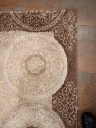 Alfombra de salón beige y marrón