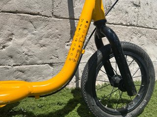 Bici de equilibrio infantil amarilla