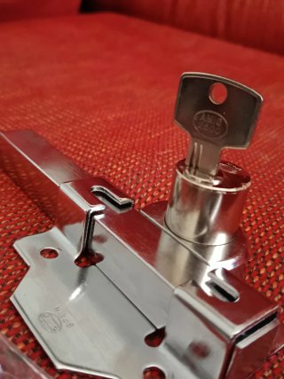 Cerradura sobreponer AMIG con llave
