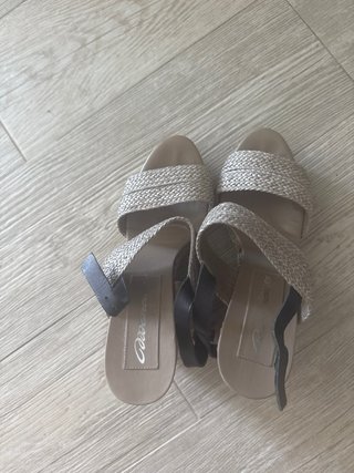 Sandalias cuña beige y negras