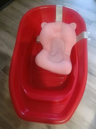 Bañera para bebé roja con cojín rosa
