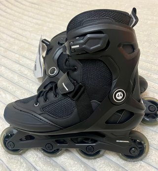 Patines en línea negros con casco