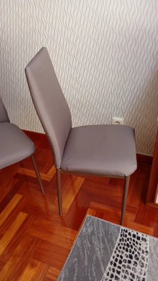 4 sillas de salón. 15 euros cada una.
