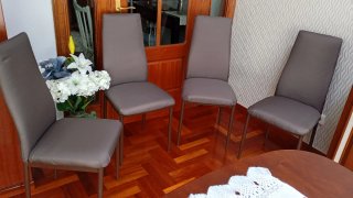 4 sillas de salón. 15 euros cada una.