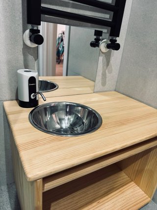 Lavabo Montessori con grifo automático