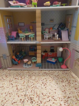 Casita de muñecas de madera