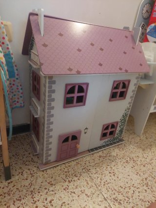 Casita de muñecas de madera