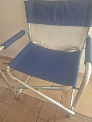 Silla de playa plegable azul y plateada