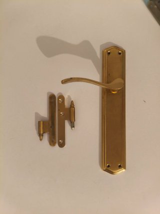 Juego manillas y bisagras latón puertas