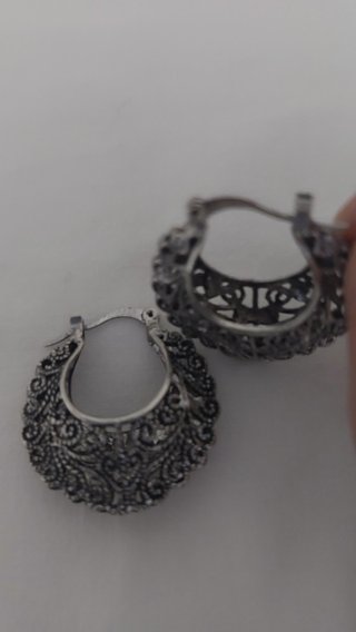 Pendientes tipo aro calado plateado con diseño