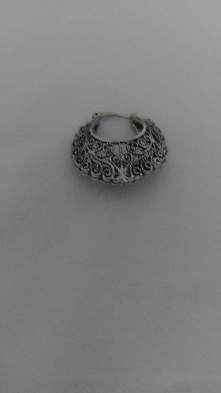 Pendientes tipo aro calado plateado con diseño