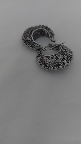Pendientes tipo aro calado plateado con diseño