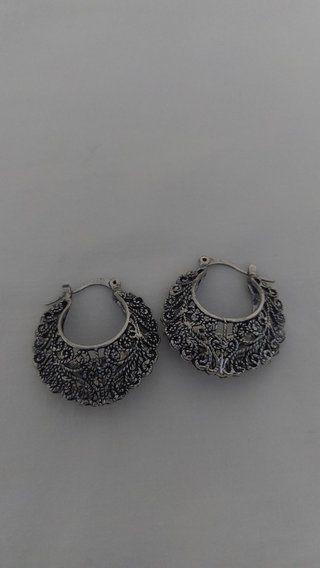 Pendientes tipo aro calado plateado con diseño