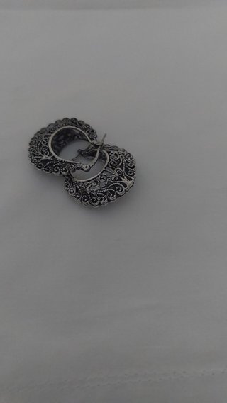 Pendientes tipo aro calado plateado con diseño