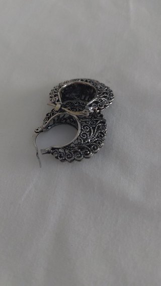 Pendientes tipo aro calado plateado con diseño