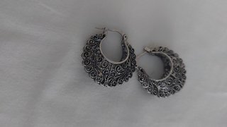 Pendientes tipo aro calado plateado con diseño