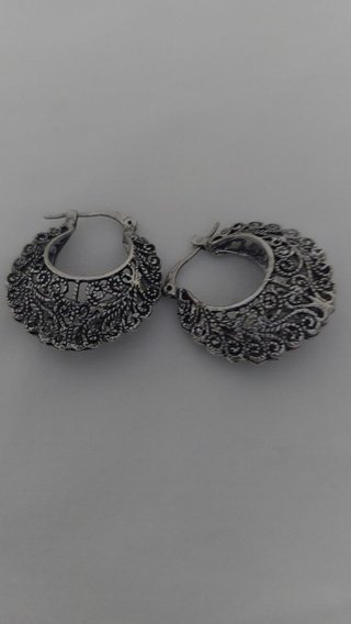 Pendientes tipo aro calado plateado con diseño