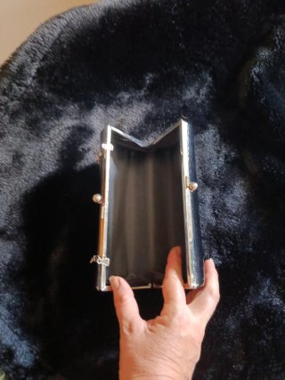 Bolso de mano negro con cadena