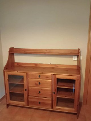 Aparador de madera con puertas de cristal