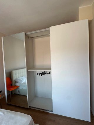 Armadio bianco con ante scorrevoli a specchio