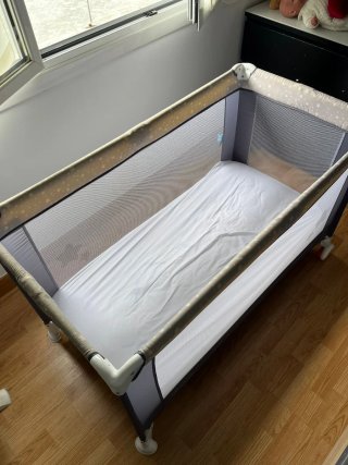 Cuna plegable con colchón a medida
