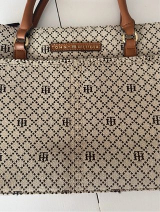 Bolso grande marrón estampado Tommy Hilfiger