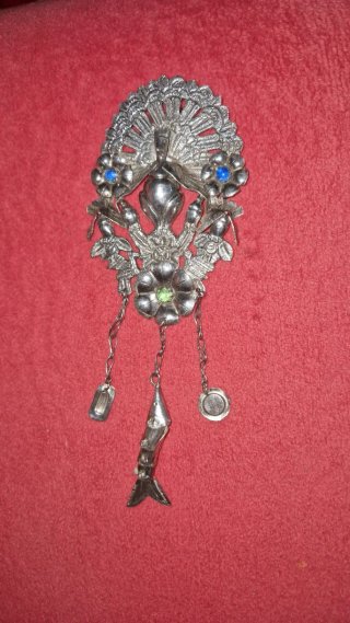 Broche pavo real con colgantes