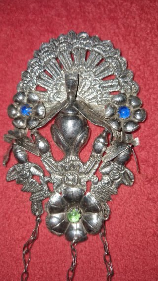 Broche pavo real con colgantes
