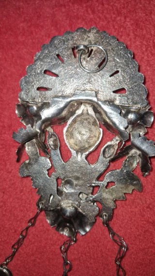 Broche pavo real con colgantes