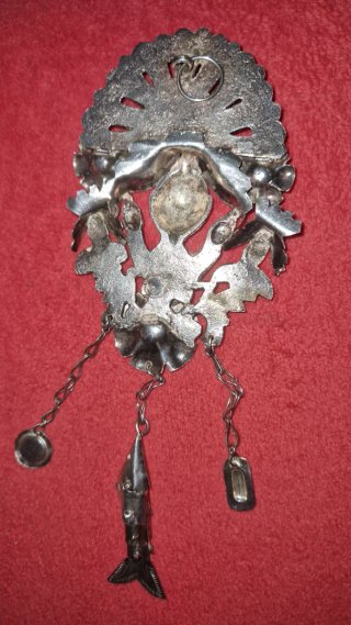 Broche pavo real con colgantes