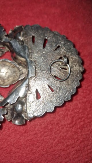 Broche pavo real con colgantes