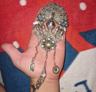 Broche pavo real con colgantes