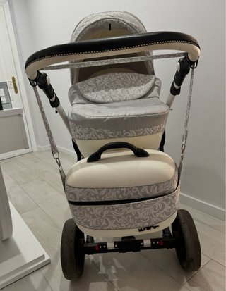Carro de bebé gris con estampado