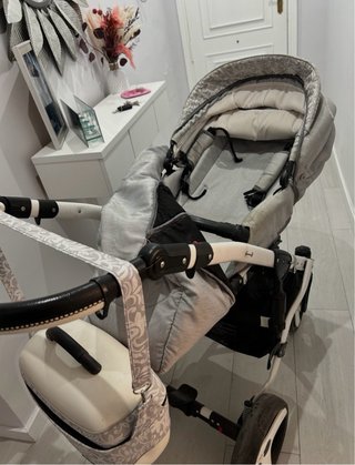 Carro de bebé gris con estampado
