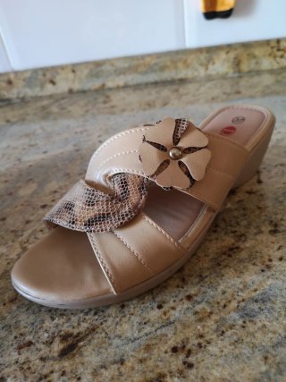 Sandalias Cuña Mujer Beige.