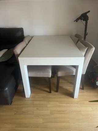 Mesa de comedor blanca con 4 sillas