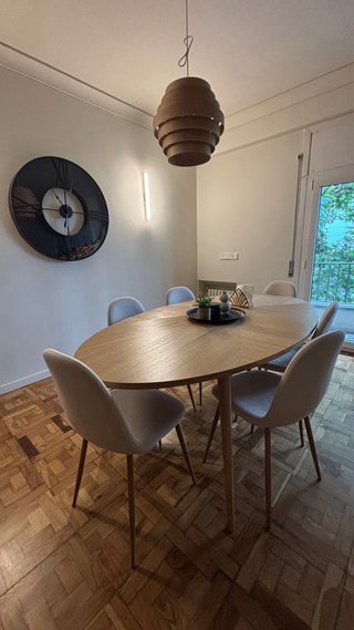 Mesa ovalada de madera y 6 sillas
