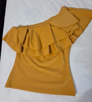 Blusa hombro descubierto volantes amarillo M