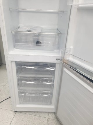 Nevera combi 1.43m x 50cm ,nueva con tara