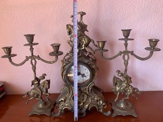 Garnitura bronce reloj y candelabros