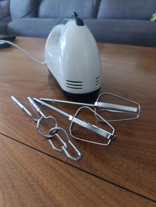 Batidora eléctrica blanca con accesorios