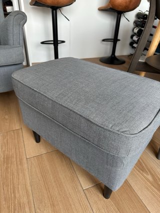 Sillón y Reposapiés Strandmon Gris