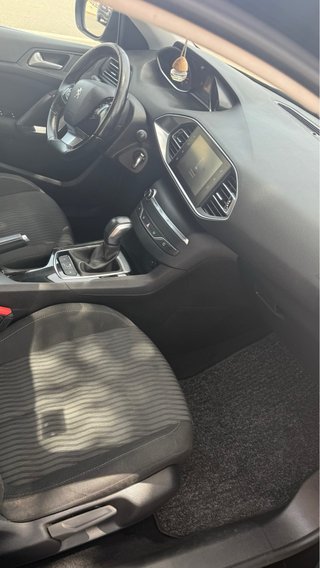Peugeot 308 Negro 1.6 hdi automatico  Año 2017