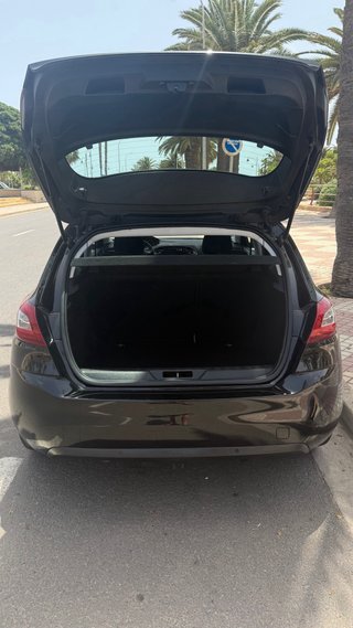 Peugeot 308 Negro 1.6 hdi automatico  Año 2017