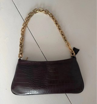 Bolso pequeño baguette cadena dorada Zara