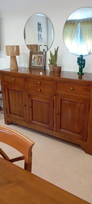 Mueble de madera marrón